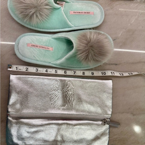 Victoria's Secret Slippers w/Cosmetic Bag - Picture 7 of 16